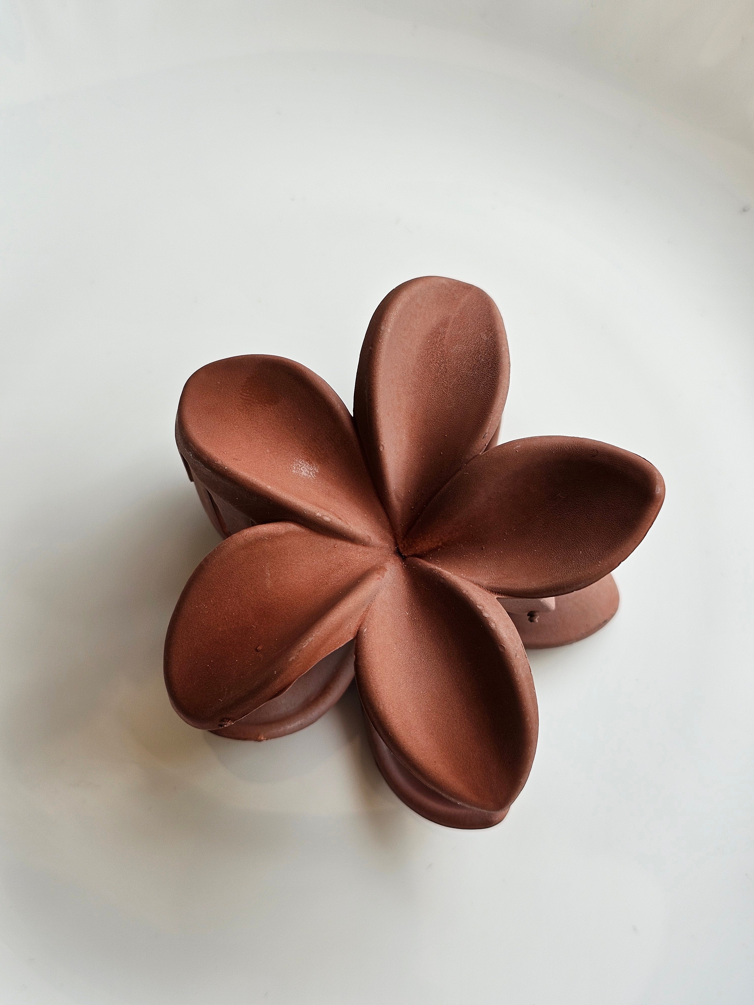 Petal Claw – Cocoa Brown