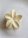 Soft Bloom Claw – Ivory Cream