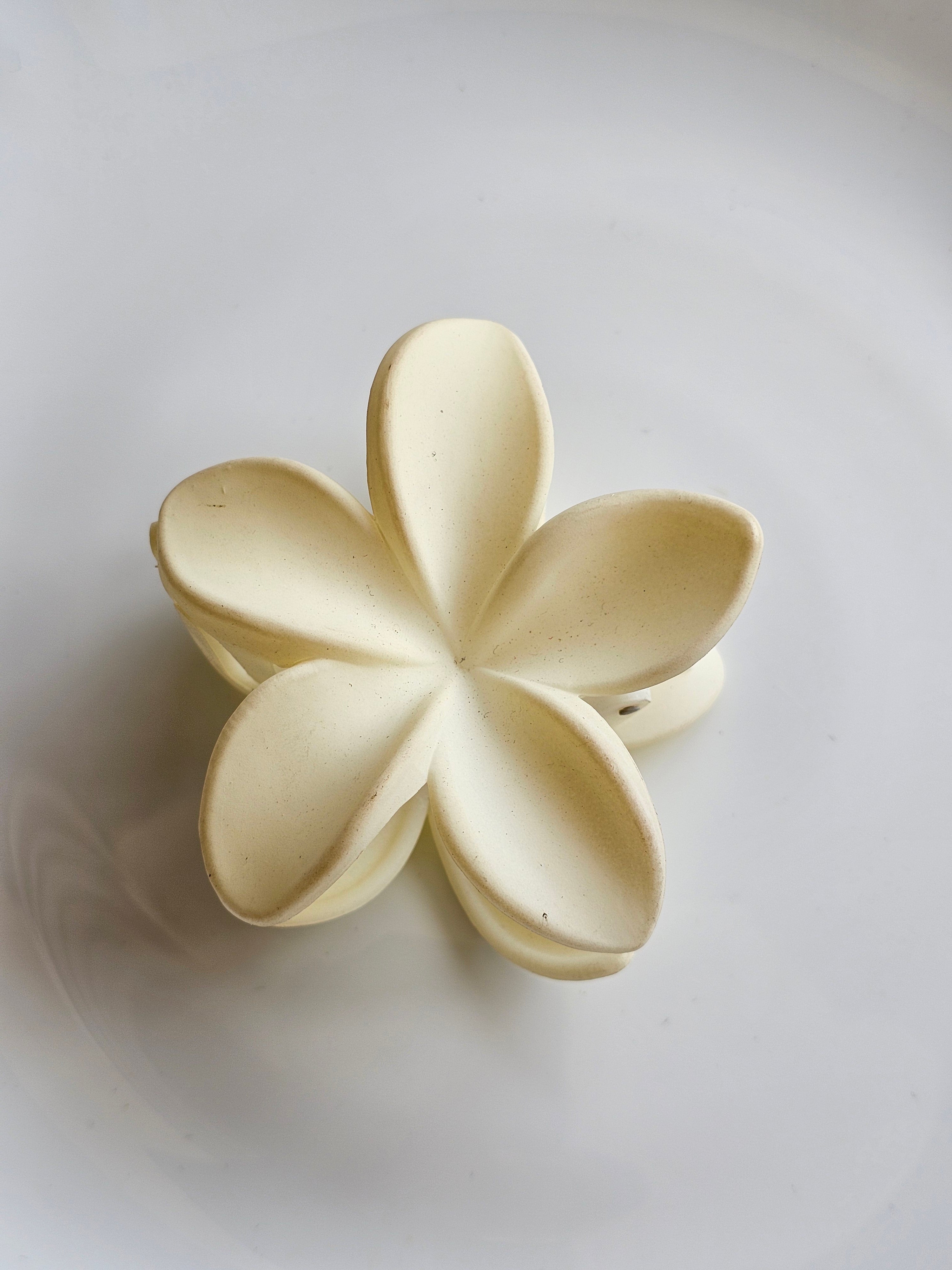 Soft Bloom Claw – Ivory Cream